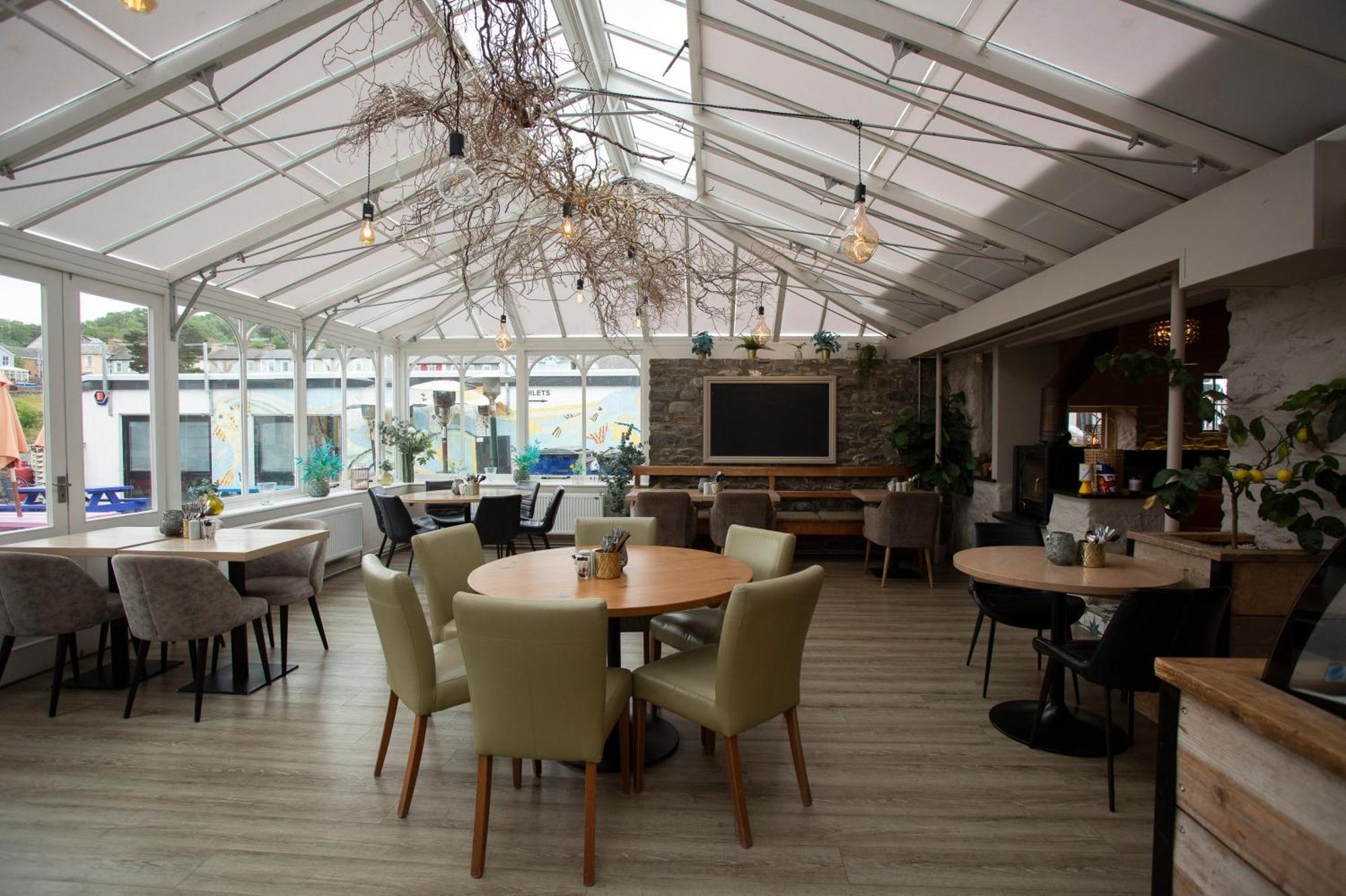 Hive Townhouse Hotel อาแบร์ไรรอน ภายนอก รูปภาพ